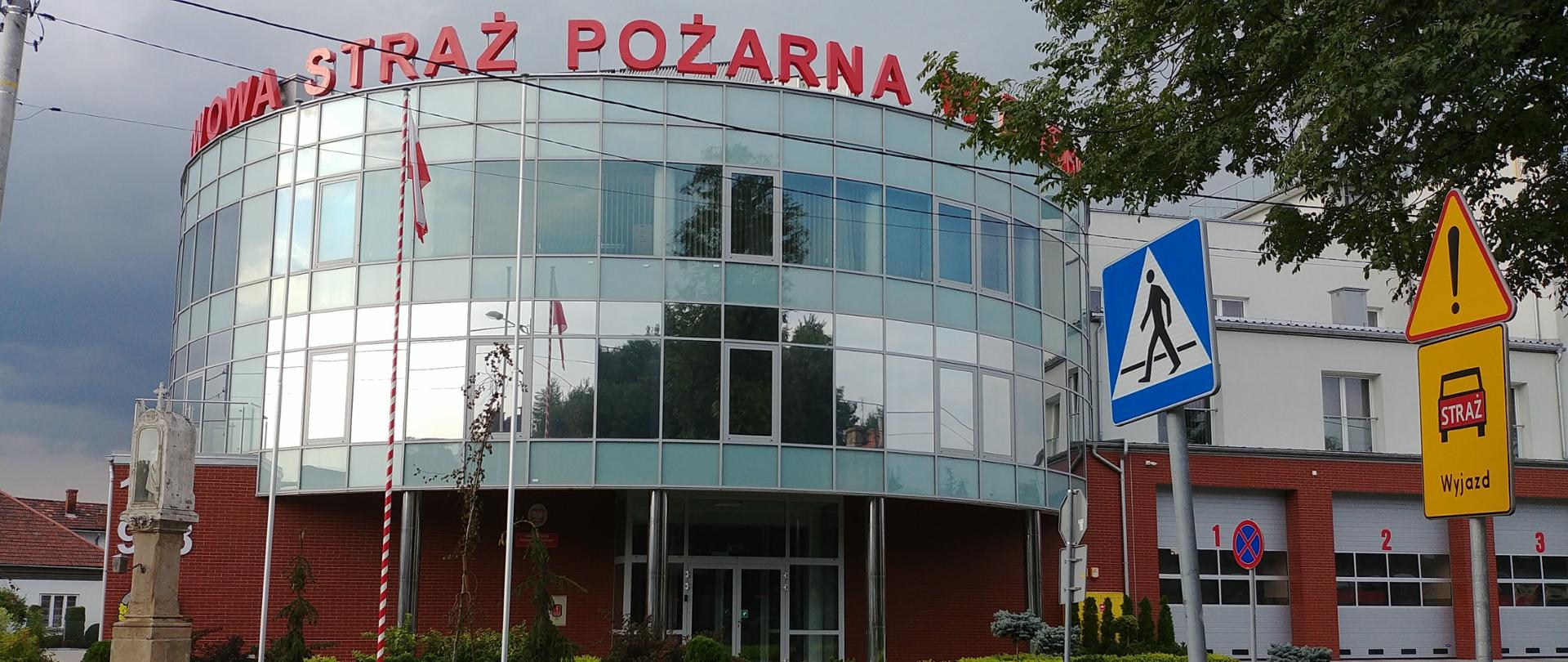 Elewacja frontowa - aluminium i szklo - czerwony napis STRAZ POZARNA - na budynku Komendy Powiatowej Państwowej Straży Pożarnej w Bochni 