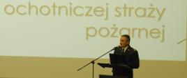 Funkcjonariusz PSP w umundurowaniu wyjściowym podczas przemawiania 