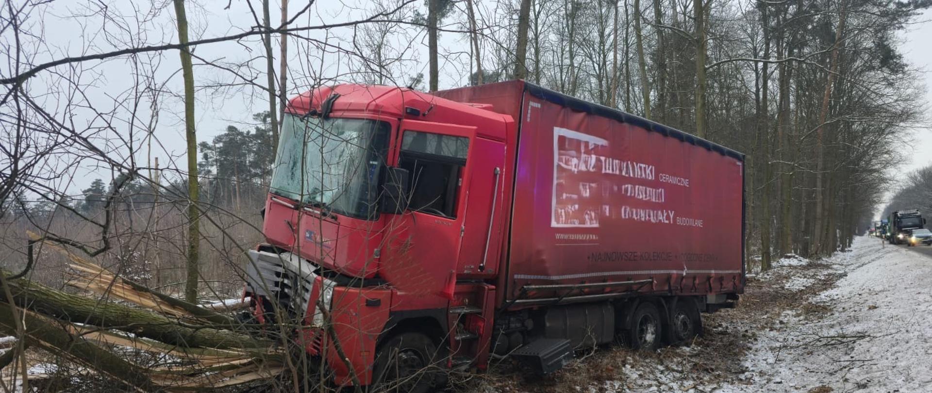 Samochód ciężarowy uderzył w drzewo