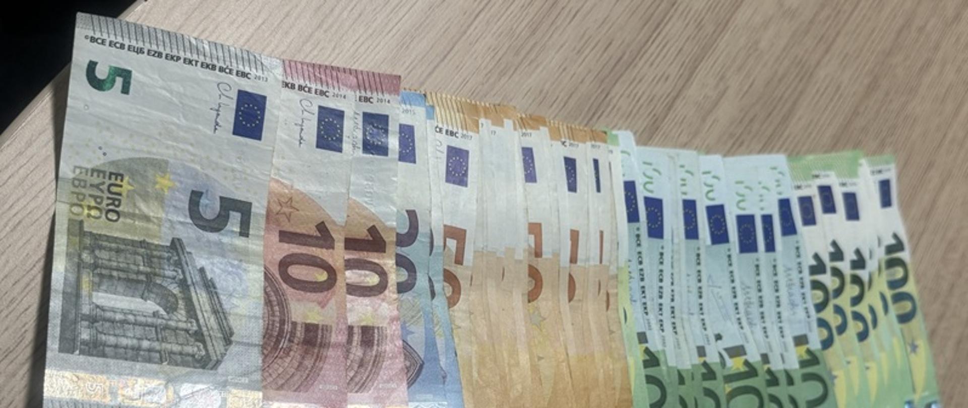 Banknoty ułożone na stole.