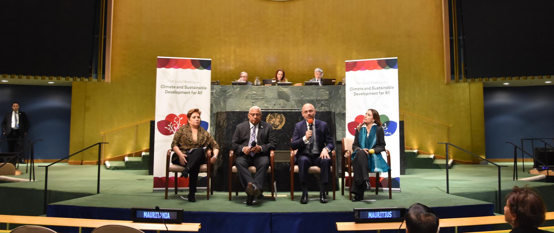 Wiceminister Michał Kurtyka zabiera głos podczas spotkania wysokiego szczebla „Powiązania między wodą a działaniami na rzecz klimatu”