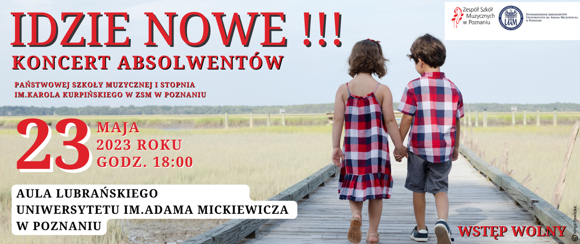 Plakat ze zdjęciem idących dzieci w kraciastych strojach. Z lewej czerwony napis: " IDZIE NOWE!!! KONCERT ABSOLWENTÓW PAŃSTWOWEJ SZKOŁY MUZYCZNEJ I STOPNIA IM. KAROLA KRPIŃSKIEGO W ZSM W POZNANIU, 25 MAJA 2023 GODZ. 18:00 AULA LUBRAŃSDKIEGO IM. ADANA MICKIEWICZA W POZNANIU. WSTEP WOLNY. Projekt graficzny Kinga Pawlicka