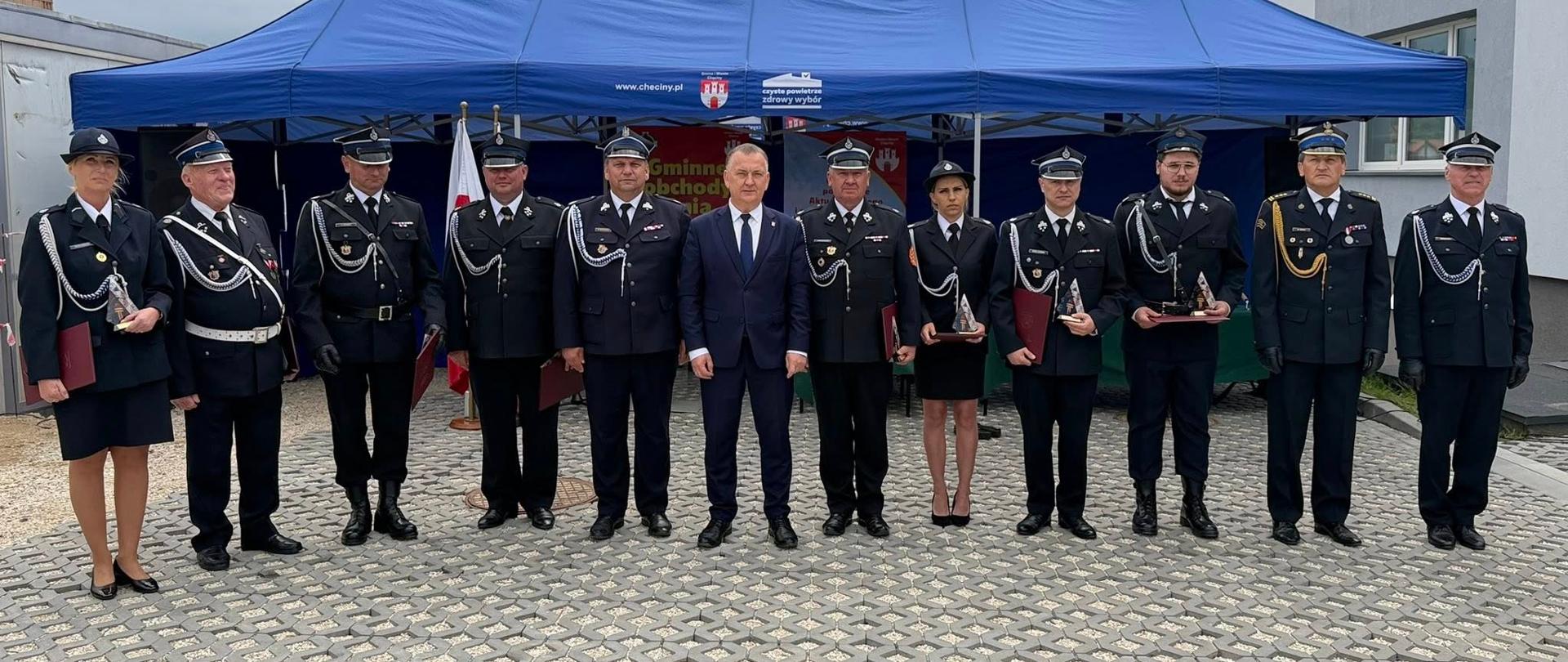 Fotografia przedstawia zaproszonych gości, organizatorów i druhów OSP 