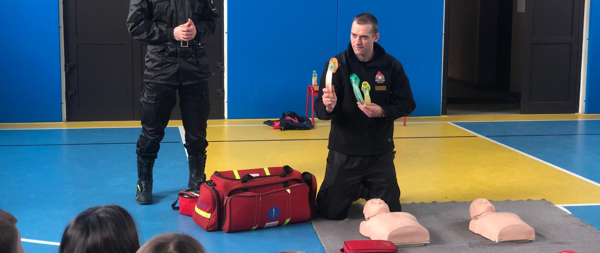 ĆWICZENIA Z PIERWSZEJ POMOCY W SZKOLE PODSTAWOWEJ NR 2 W MIĘDZYCHODZIE