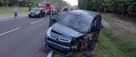Na zdjęciu widać rozbity pojazd osobowy oraz w tle śmigłowiec LPR oraz służby ratunkowe 