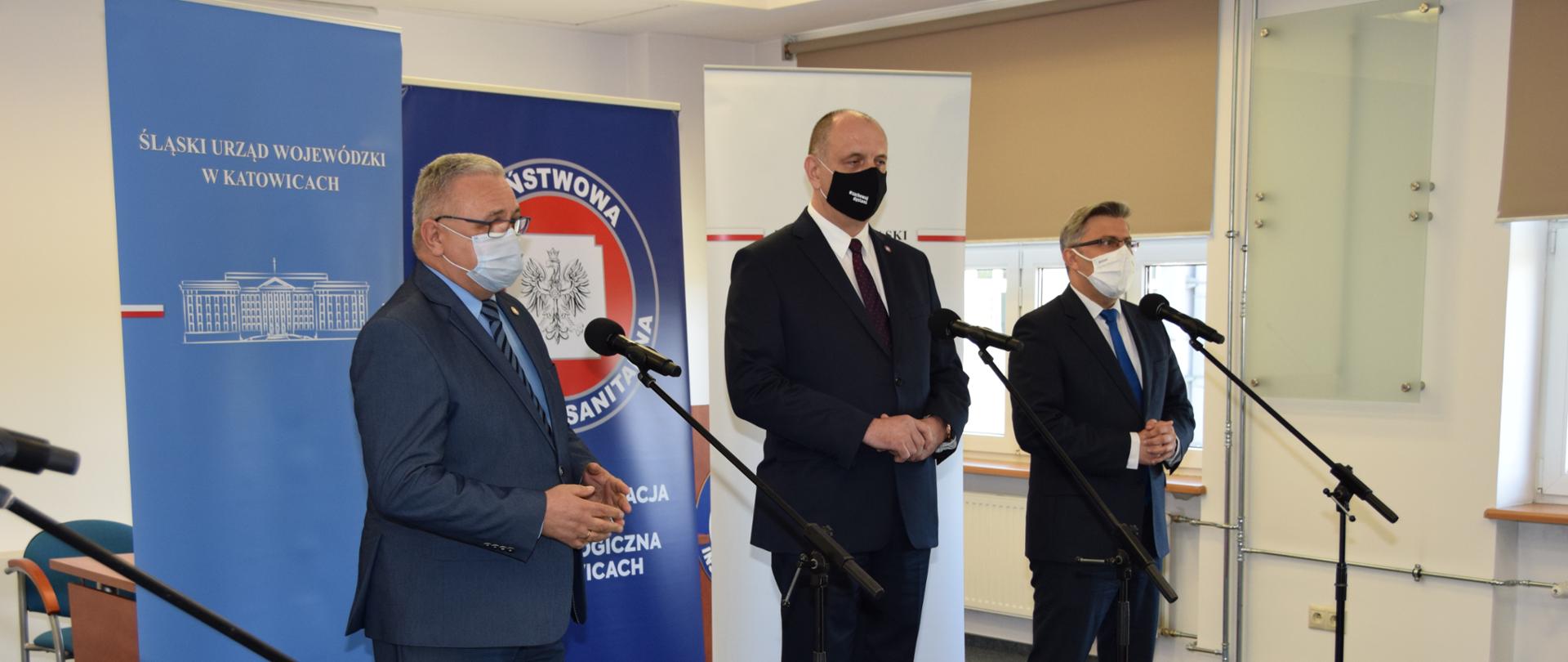 Zdjęcie podczas briefingu prasowego w dniu 9 sierpnia 2021 r. na zdjęciu: Główny Inspektor Sanitarny Pan Krzysztof Saczka w środku, Wojewoda Śląski Pan Jarosław Wieczorek z prawej strony oraz Śląski Państwowy Wojewódzki Inspektor Sanitarny Pan Grzegorz Hudzik z lewej strony