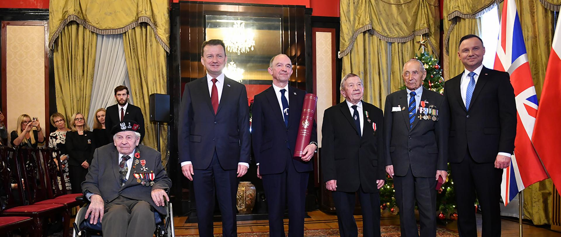 Prezydent Andrzej Duda i minister obrony narodowej Mariusz Błaszczak na spotkaniu z weteranami II wojny światowej, które odbyło 3 grudnia 2019 roku się w Ambasadzie RP w Londynie. 