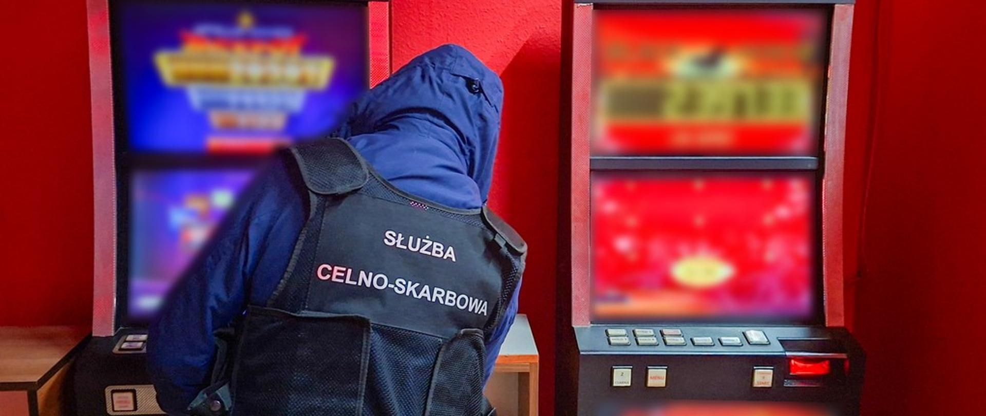 Funkcjonariusz Służby Celno-Skarbowej przy nielegalnych automatach do gier