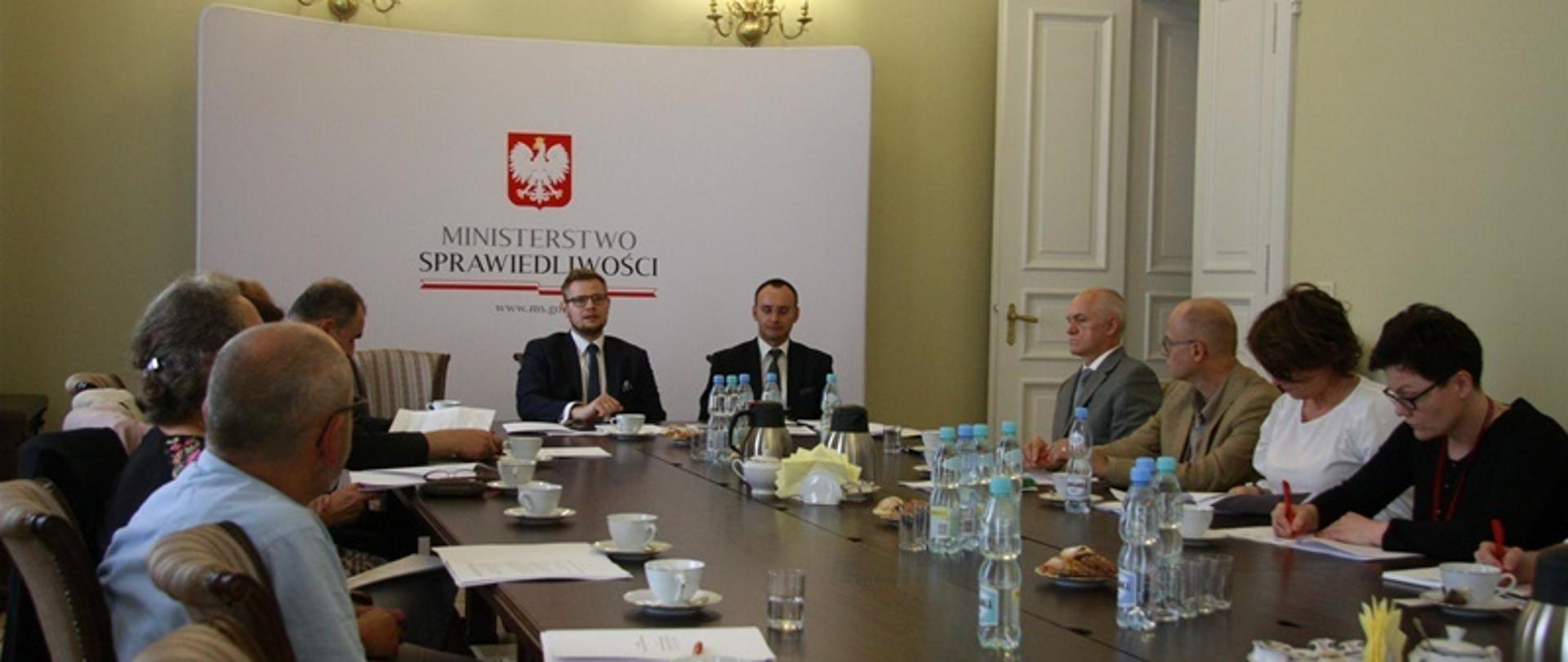 Przedstawiciele kilkunastu organizacji społecznych działających na rzecz rodzin i dzieci gościli w Ministerstwie Sprawiedliwości na debacie poświęconej reformie prawa rodzinnego.