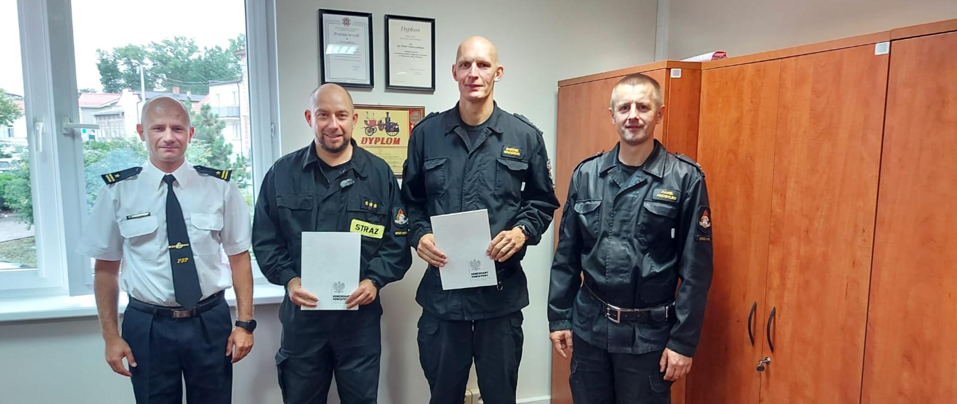 Na zdjęciu nagrodzeni funkcjonariusze