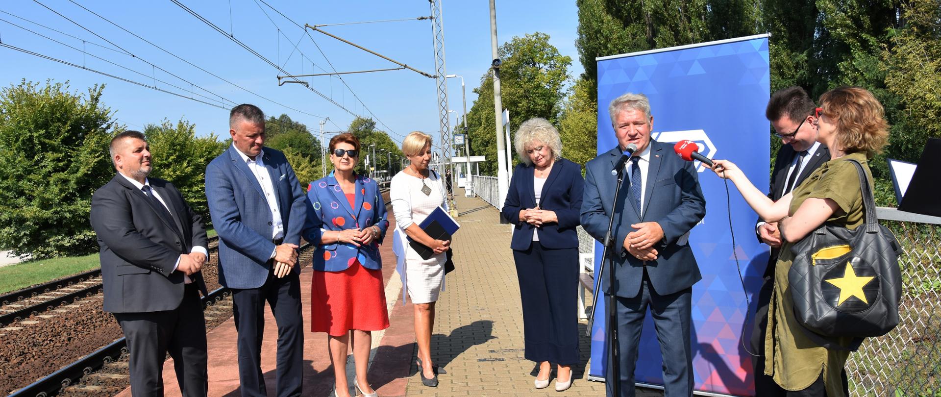 Wicewojewoda Mazowiecki, Sylwester Dąbrowski przemawia podczas konferencji w miejscowości Dębe Wielkie.