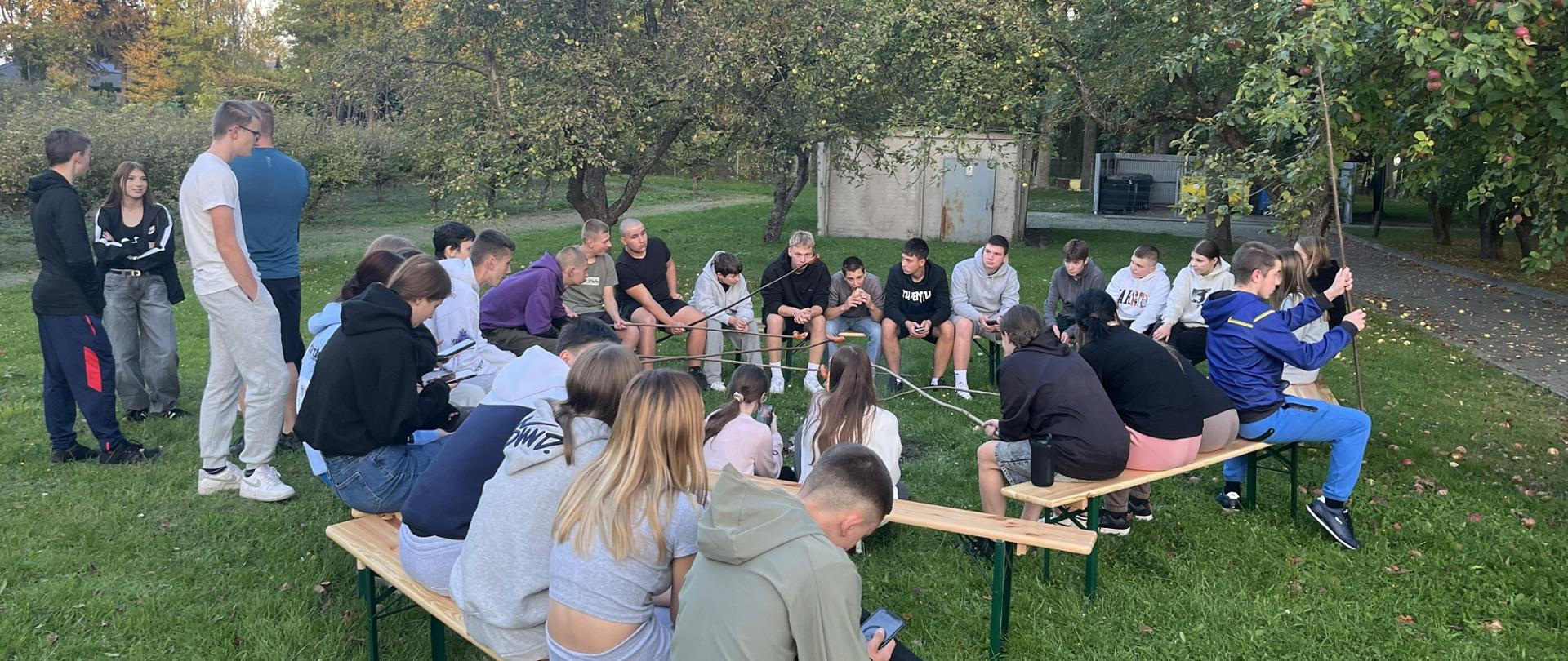 Grupa młodzieży podczas integracji w Internacie