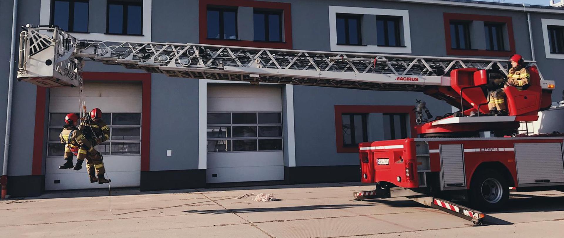 Ćwiczenia strażaków JRG Brzeg z ratownictwa wysokościowego - zakres podstawowy