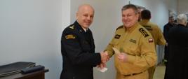 Zastępca Komendanta Państwowej Straży Pożarnej wraz z zastępcą dowódcy Jednostki Ratowniczo Gaśniczej w trakcie składania życzeń.
