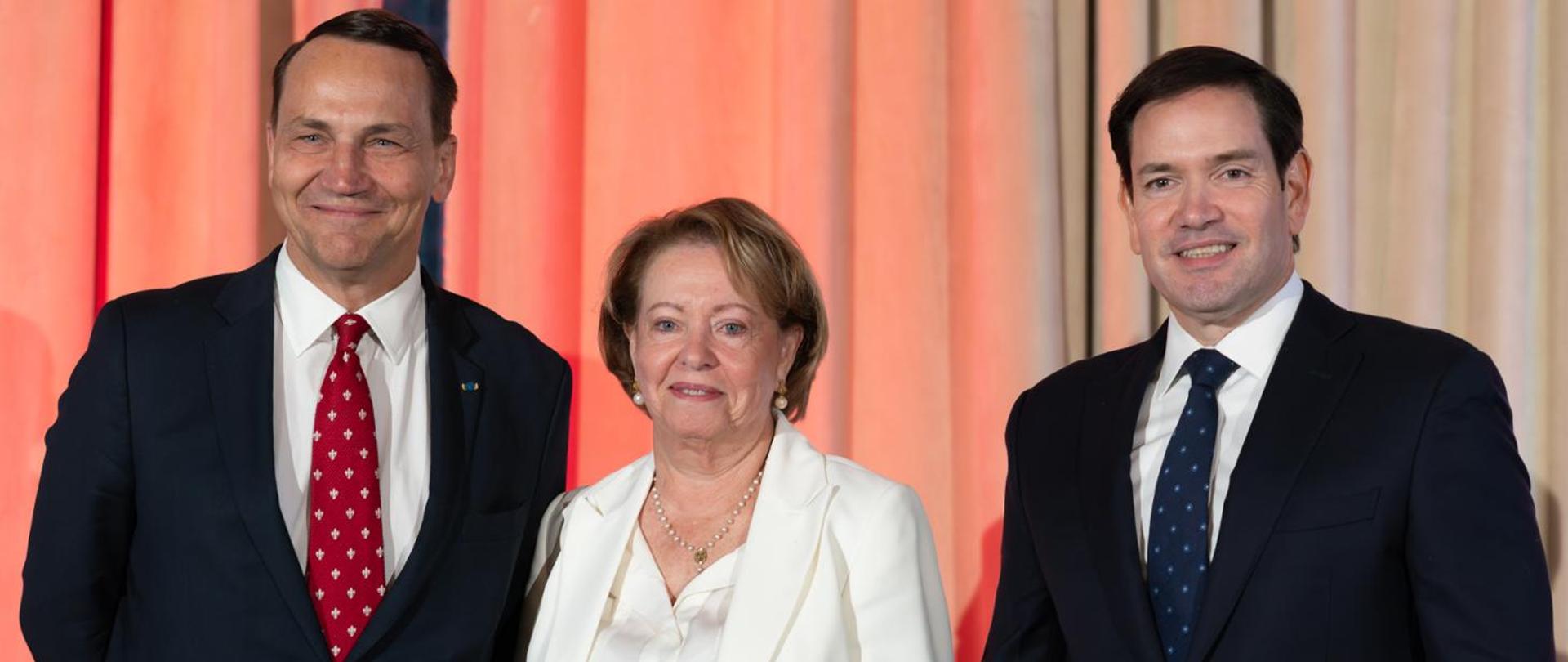 A foto mostra o vice-primeiro-ministro e ministro dos Negócios Estrangeiros polaco, Radosław Sikorski, a oposicionista cubana Irma Santos de Mas e o secretário de Estado norte-americano, Marco Rubio.