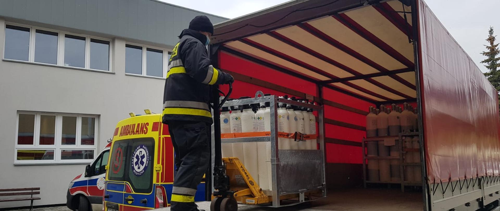 Rozładunek butli z tlenem