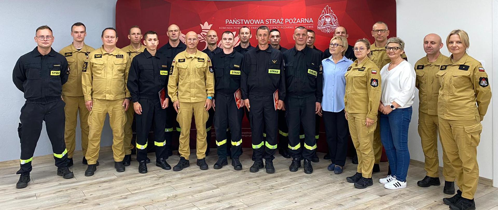 Uczestnicy uroczystej zbiórki podczas której wyróżniono pleszewskich strażaków biorących udział w międzynarodowej misji gaśniczej na terytorium Grecji.