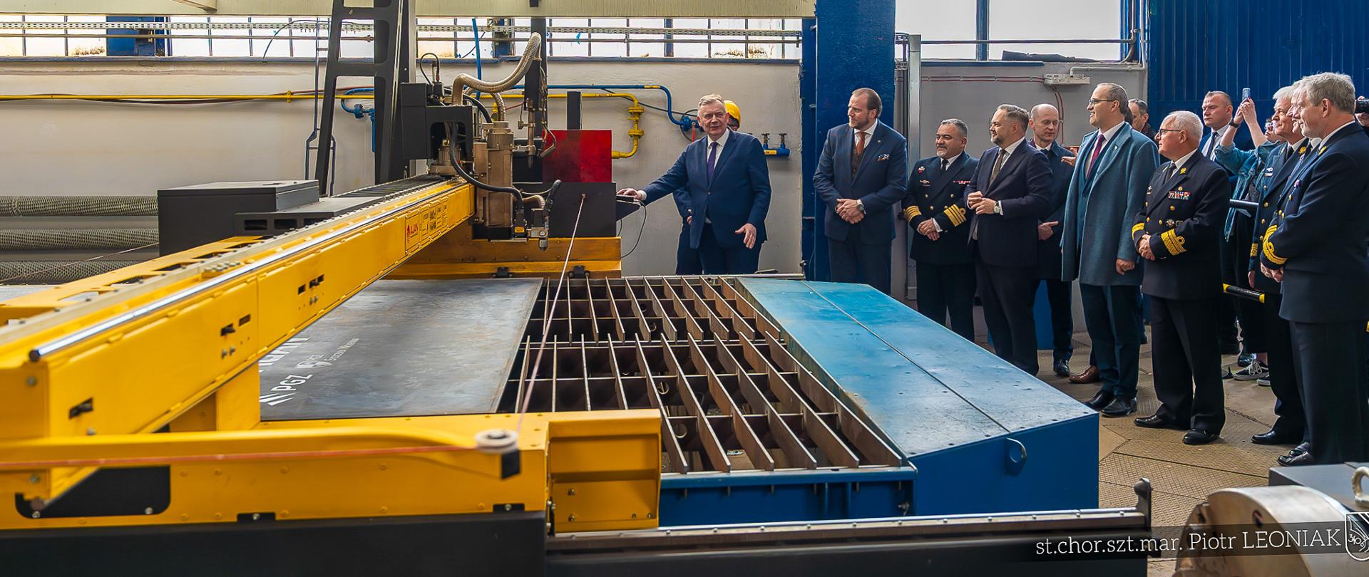 28 kwietnia 2026 r. na terenie PGZ Stoczni Wojennej w Gdyni Paweł Bejda sekretarz stanu w MON wziął udział w uroczystości palenia blach pod fregatę „Huragan” realizowanej w ramach programu pod kryptonimem „Miecznik”.
