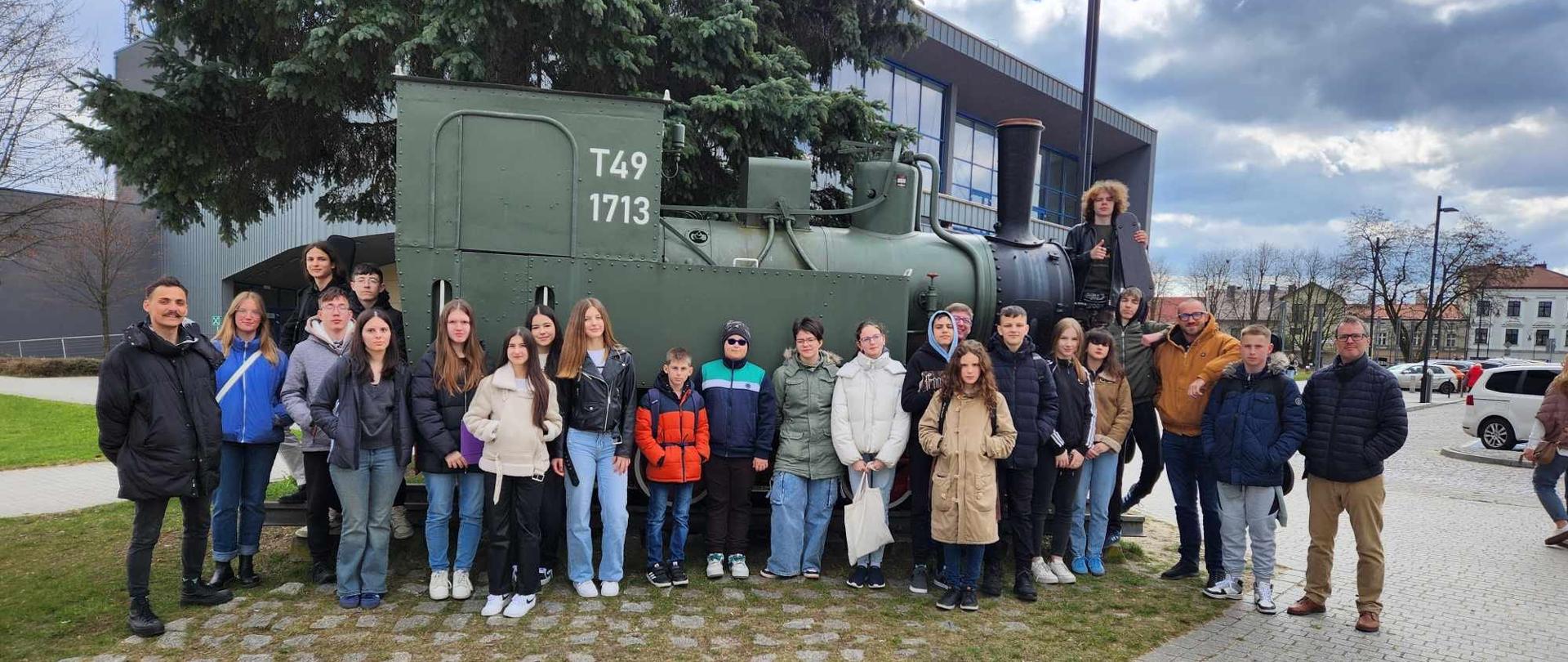 Na zdjęciu uczestnicy mobilności przed lokomotywą przy Placu Tysiąclecia w Chrzanowie