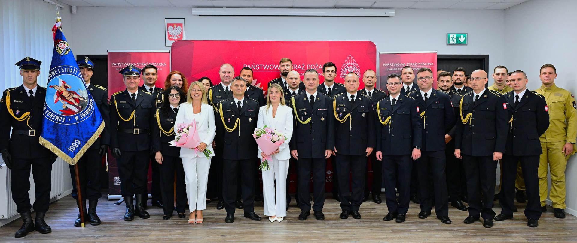 Zdjęcie przedstawia uczestników uroczystości.