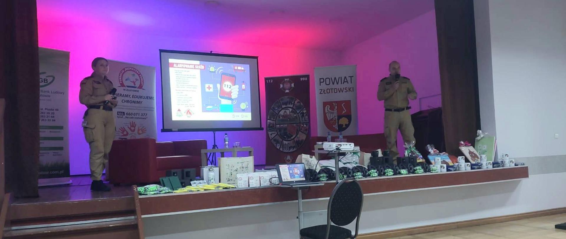 Dwóch strażaków na scenie podczas prelekcji 