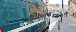 Inspekcja Transportu Drogowego kontroluje pojazd oznakowany jako taksówka na jednym z postojów w Gnieźnie.