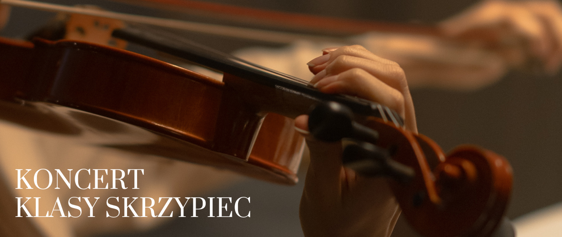 Tło obrazka w odcieniach brązu. Tło przedstawia ręce dziecka, które gra na skrzypcach. Na dole po lewej stronie biały napis: "koncert klasy skrzypiec"
