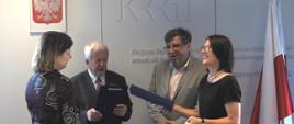 Przewodniczący KRRiT Witold Kołodziejski w towarzystwie Członka KRRiT prof. Janusza Kaweckiego oraz Rzecznik Prasowej KRRiT Teresy Brykczyńskiej wręcza nagrodę laureatce