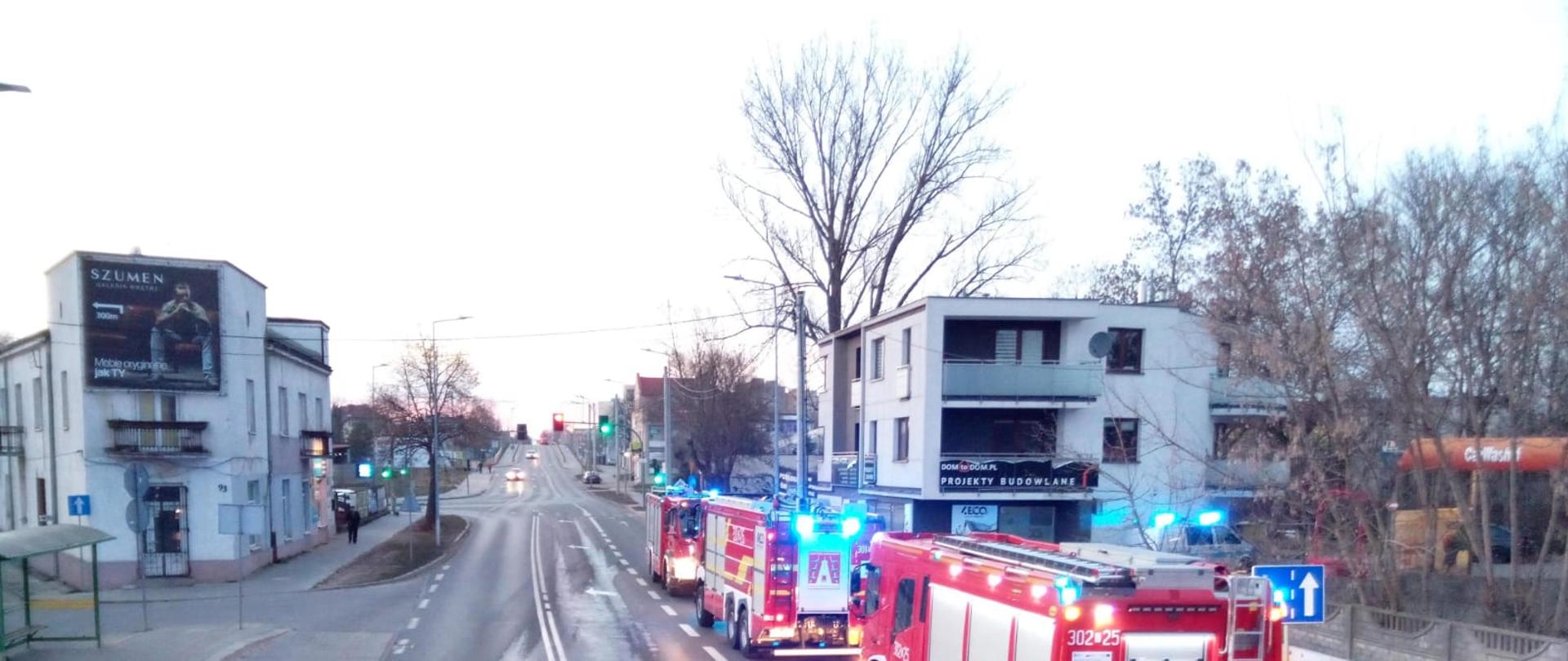 Zdjęcie przedstawia ulicę 1-go Maja w Kielcach. Po prawej stronie stoją samochody pożarnicze biorące udział w akcji.
