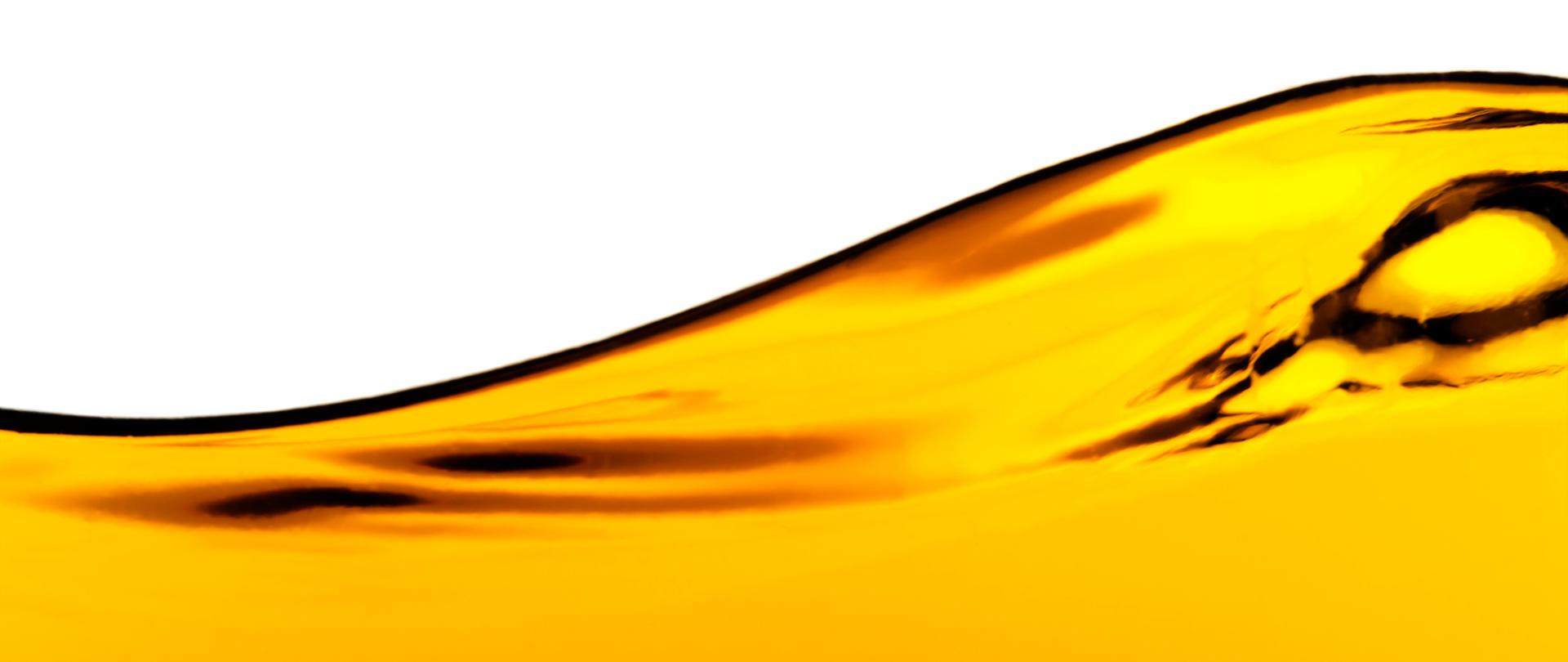 Fala żółtego oleju na białym tle