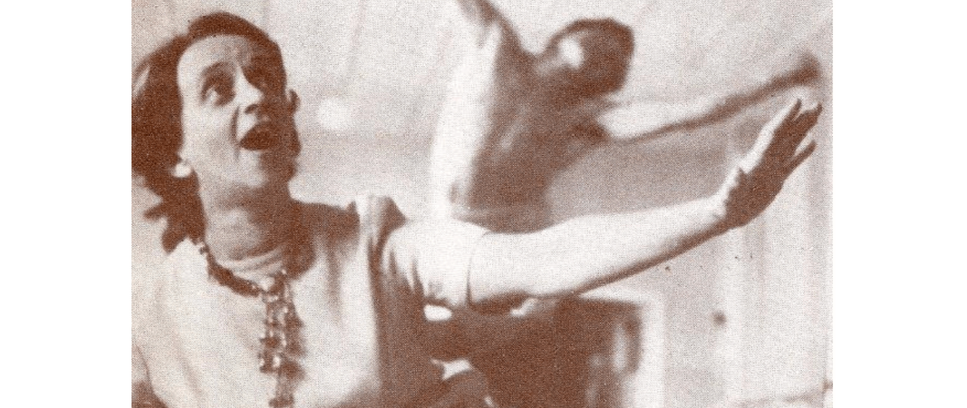 siedząca na sali baletowej JANINA JARZYNÓWNA-SOBCZAK