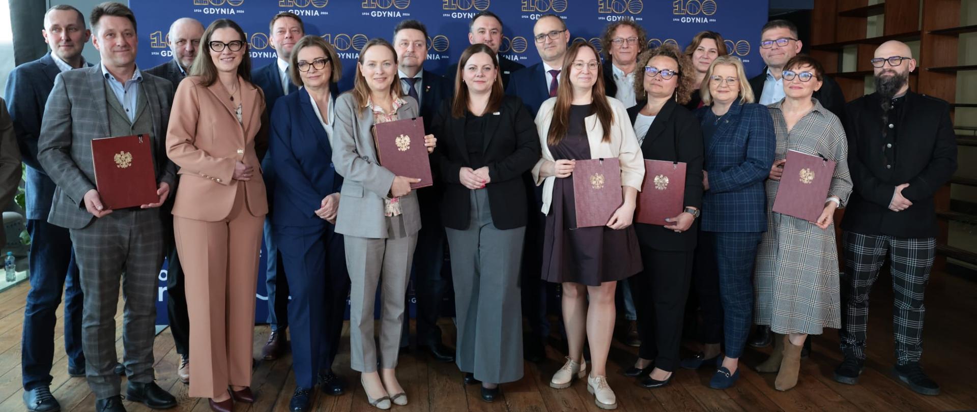 Na zdjęciu minister funduszy i polityki regionalnej Katarzyna Pełczyńska-Nałęcz w towarzystwie innych uczestników spotkania