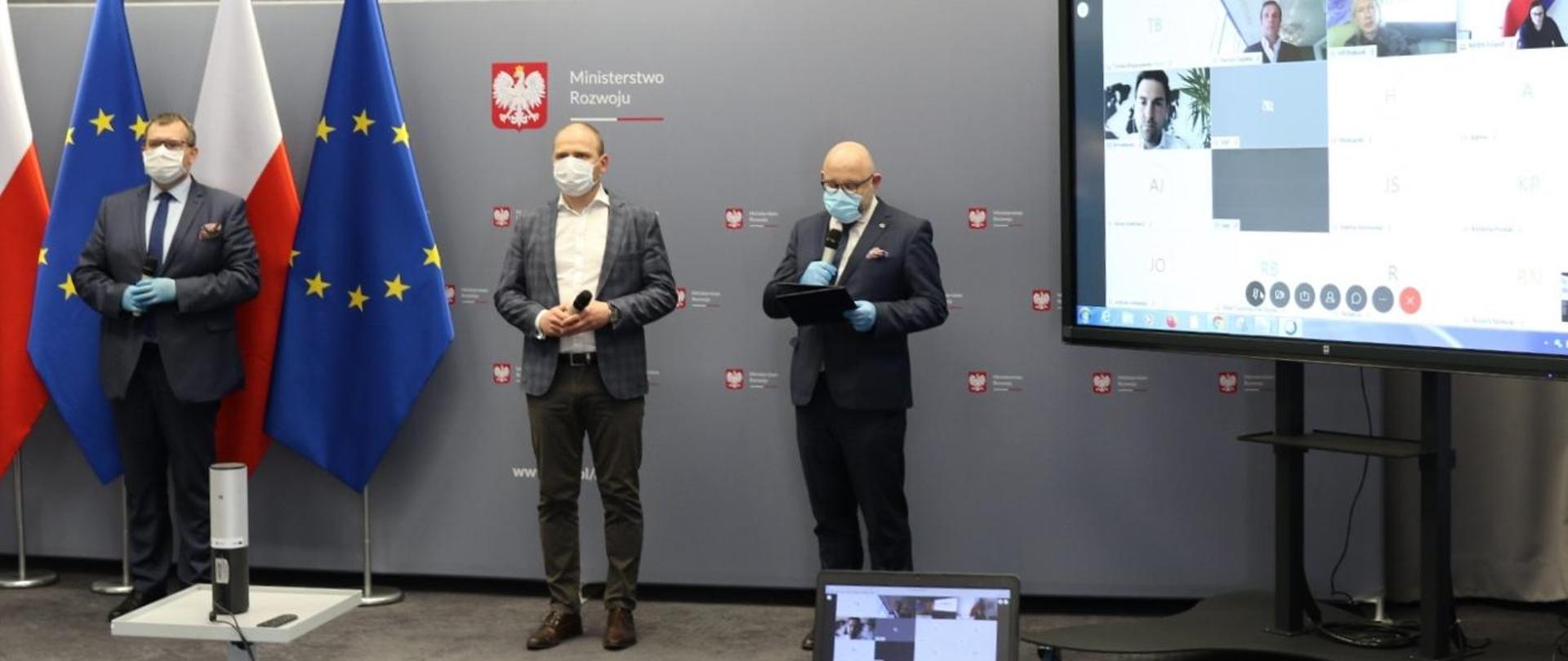 Press conference with the participation of the president of arp. The participants wear masks.