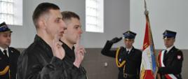 Na zdjęciu uroczystość pożegnania przechodzącego na emeryturę Komendanta Powiatowego st. bryg. Grzegorza Łydkowskiego. Ślubowanie dwóch strażaków.