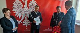 Na zdjęciu widać wicestarostę oraz dyrektora KRUS podczas wręczania torby medycznej dla druhów OSP