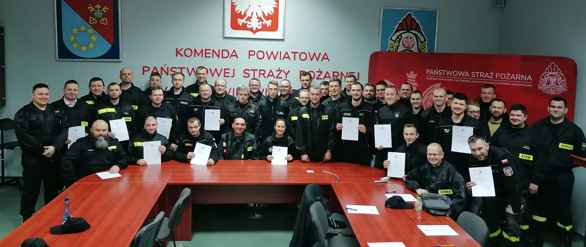 Zdjęcie grupowe uczestników z komendantem i funkcjonariuszami wydziału operacyjnego.