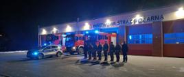 Strażacy wraz z policjantami przed Komendą Powiatową Państwowej Straży Pożarnej w Międzychodzie podczas oddawania hołdu.