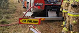Samochód strażacki w lesie i napis do pożaru 