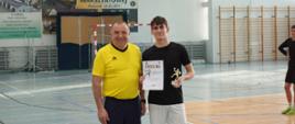 Dyrektor szkoły Pan Dariusz Wolan z najlepszym zawodnikiem szkolnego turnieju piłki ręcznej o Puchar Dyrektora Szkoły w roku szkolnym 2025/2026 Jakubem Cieślą z klasy 4 BT.