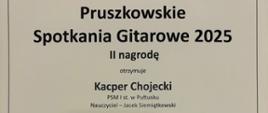 Na białym tle czarny napis Pruszkowskie Spotkania Gitarowe 2025 II nagrodę otrzymuje Kacper Chojecki PSM I st. w Pułtusku nauczyciel Jacek Siemiątkowski. 