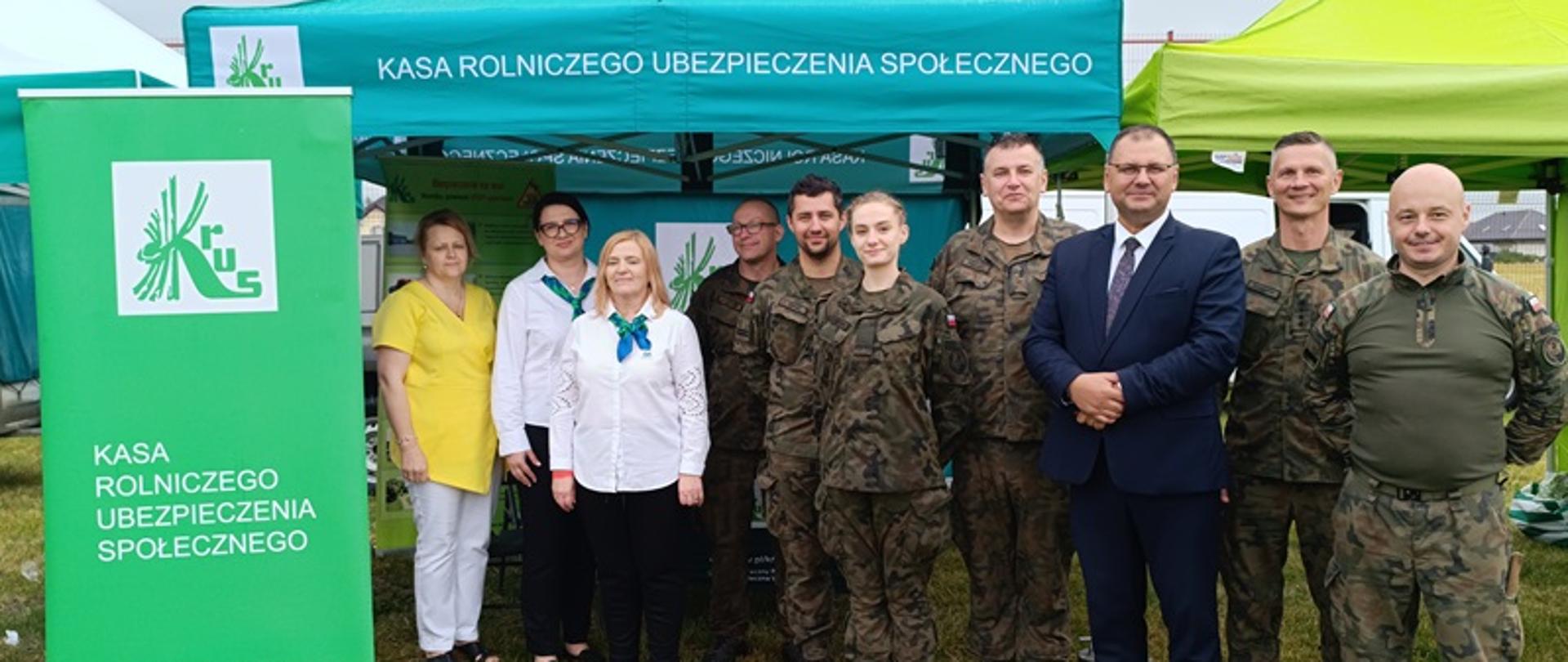 Od prawej dwaj żołnierze WOT, trzeci od prawej – Kierownik PT KRUS w Siedlcach – Mariusz Wyczółkowski, czterech żołnierzy WOT, przedstawicielki ZUS (ósma i dziewiąta od prawej), Joanna Sasim – pracownik KRUS (dziesiąta od prawej).