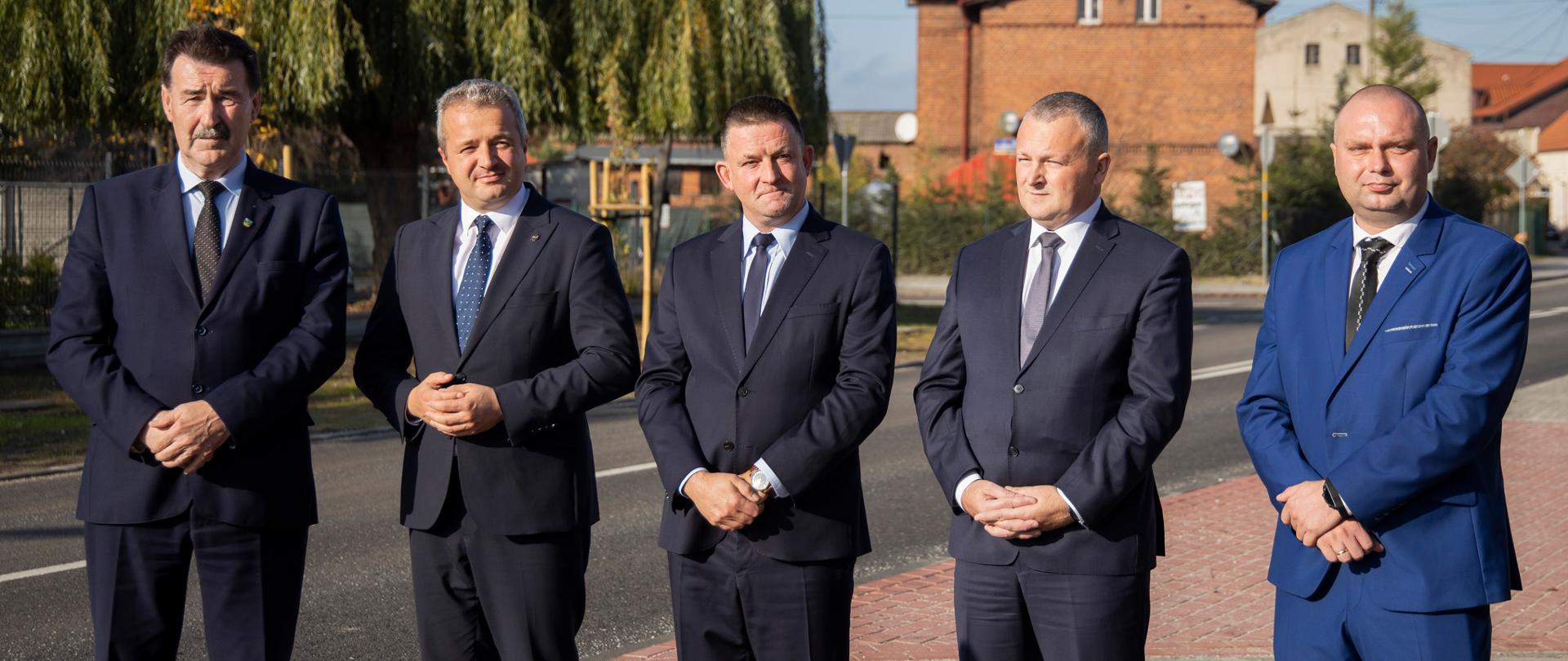 Wojewoda Mikołaj Bogdanowicz wraz ze Starostą Zbigniewem Jaszczukiem i innymi mężczyznami 