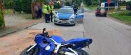 Inspektorzy świętokrzyskiej Inspekcji Transportu Drogowego na miejscu wypadku z udziałem motocykla i ciężarówki.