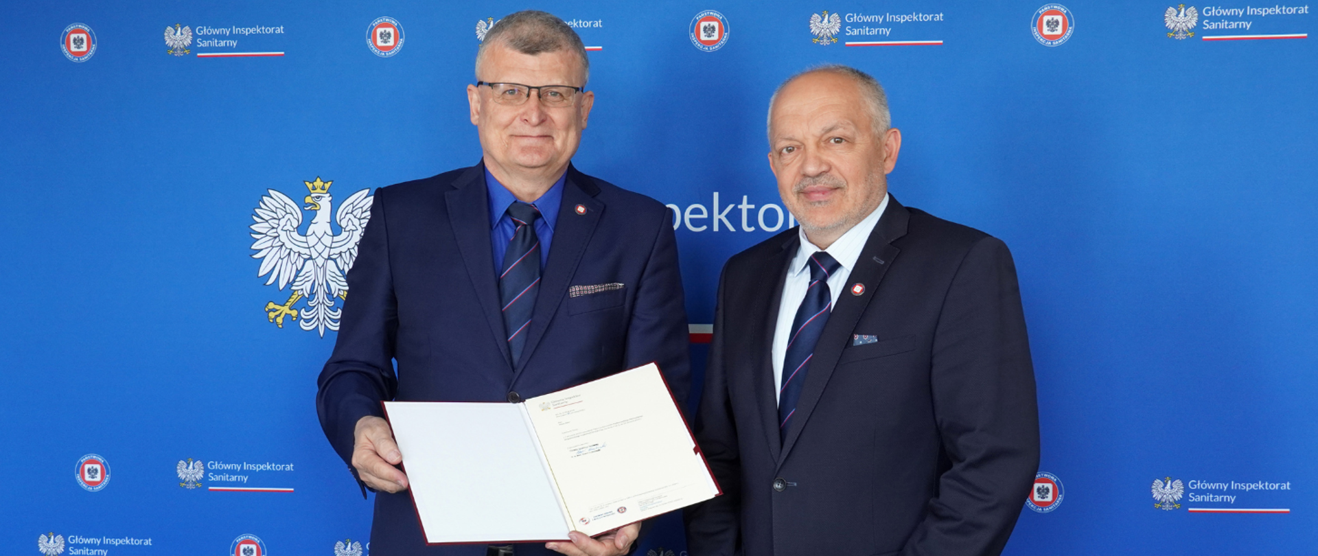 Paweł Grzesiowski Główny Inspektor Sanitarny stoi obok Adama Sidora Podkarpackiego Państwowego Wojewódzkiego Inspektora Sanitarnego
