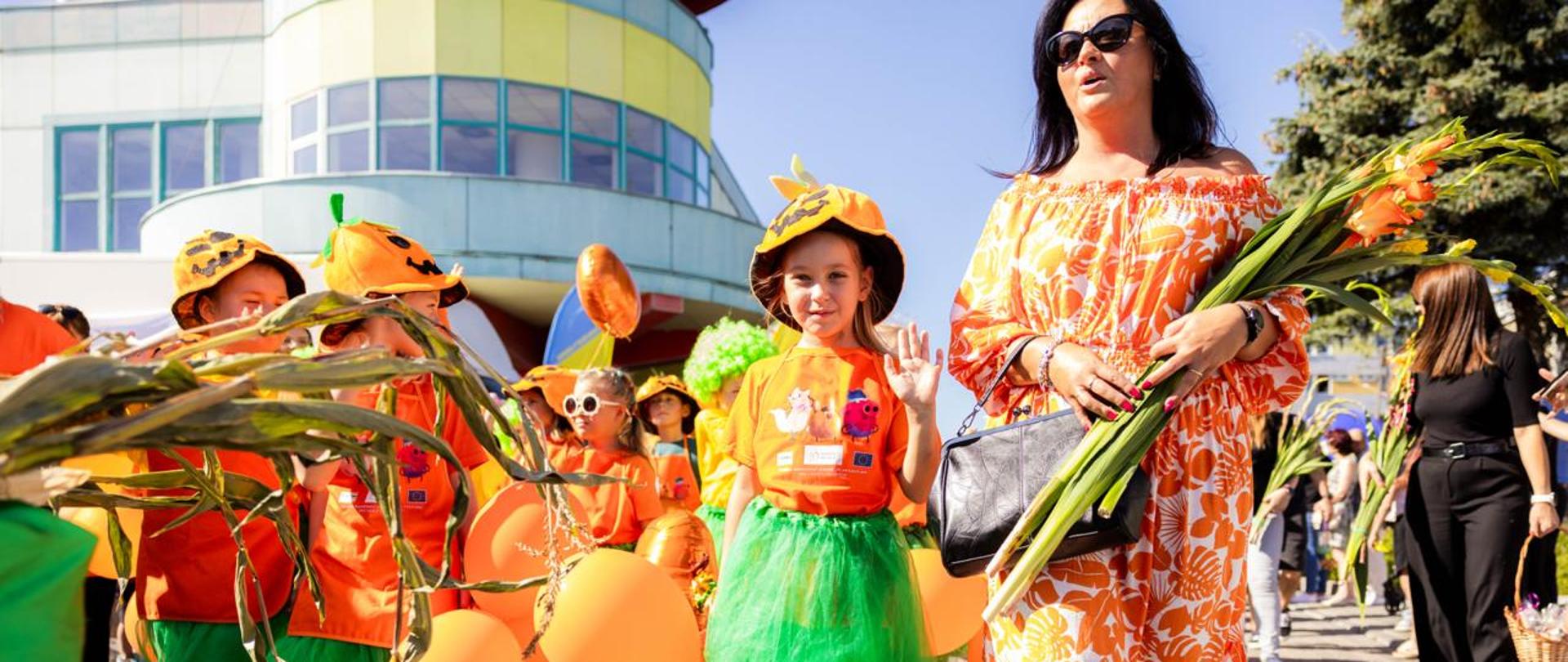 W barwnej paradzie udział wzięły dzieci i młodzież ze skierniewickich szkół 