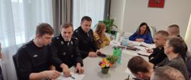 Uczestnicy zebrani przy wspólnym stole w gabinecie burmistrza