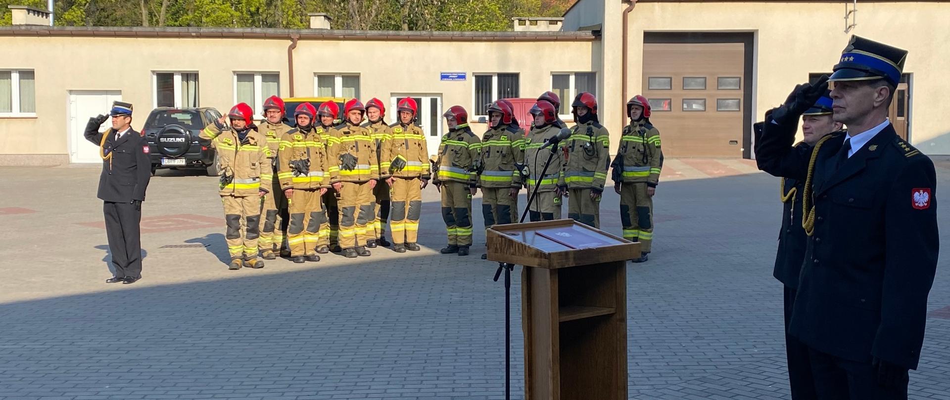 Zdjęcie przedstawia strażaków KP PSP w Brodnicy podczas uroczystości z okazji Dnia Flagi Rzeczypospolitej.