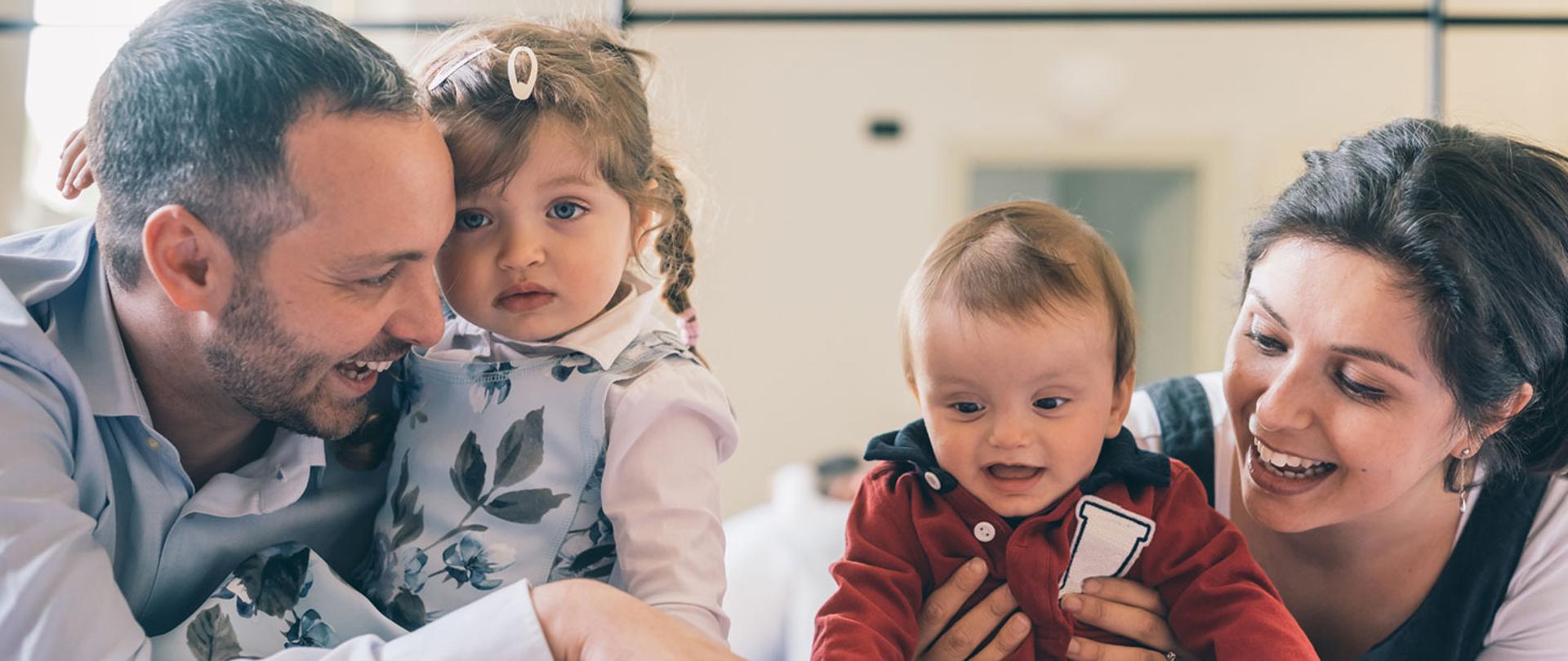 Na zdjęciu szczęśliwa rodzina z dwójką małych dzieci