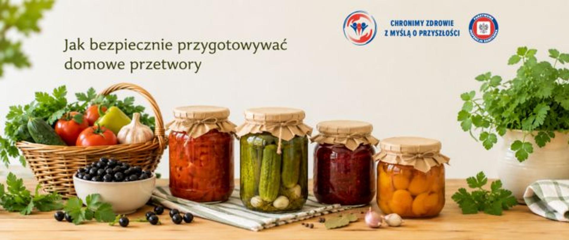 Grafika z tytułem „Jak bezpiecznie przygotowywać domowe przetwory”. Na drewnianym blacie znajdują się słoiki z domowymi przetworami – od lewej marynowane grzyby, buraczki, ogórki, papryka. Obok wiklinowy kosz ze świeżymi warzywami: pomidorami, ogórkami, czosnkiem, papryką i ziołami, przed koszem biała porcelanowa miska z czarnymi porzeczkami. W prawym górnym rogu logo Państwowej Inspekcji Sanitarnej wraz z hasłem: Chronimy zdrowie z myślą o przyszłości. 
