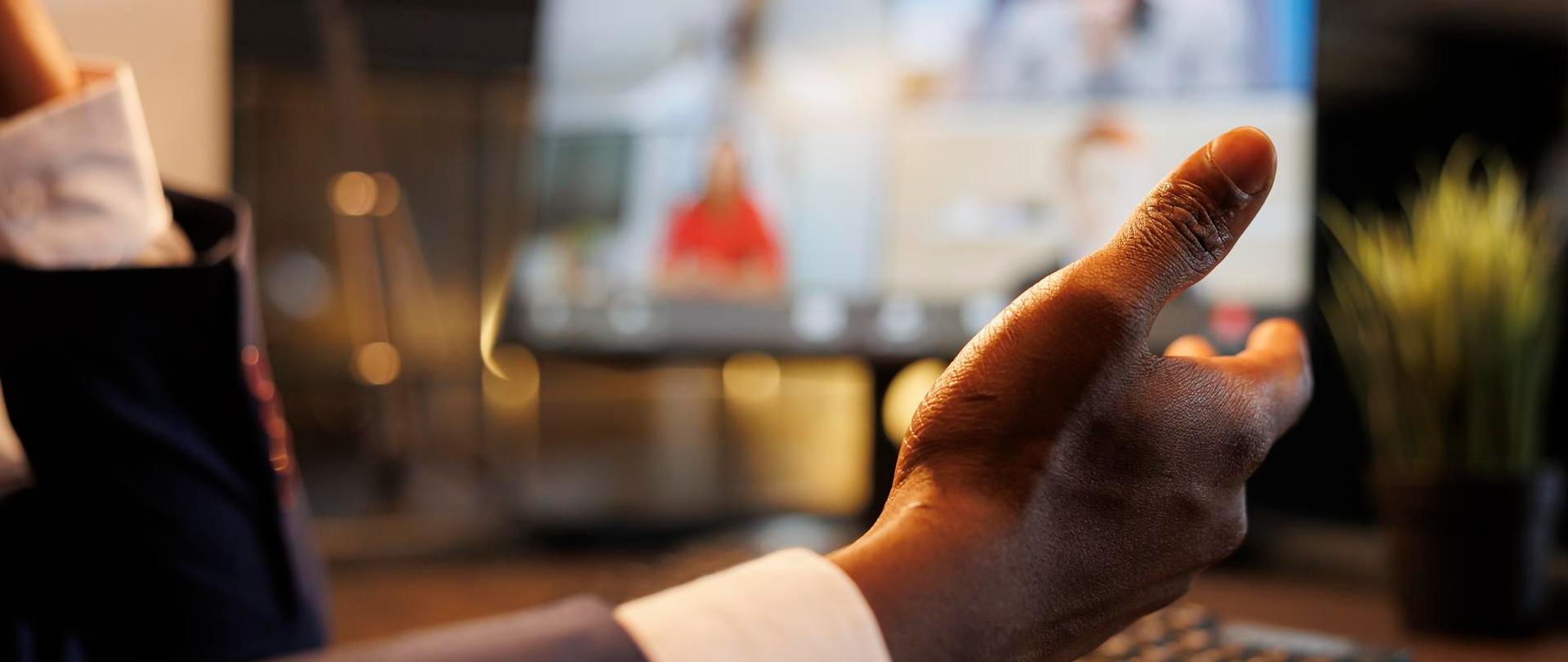 Osoba zabiera głos podczas spotkania online